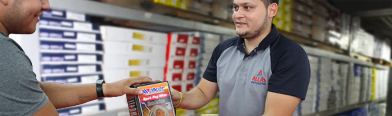 Cliente recogiendo pedido en tienda ALLAS REPUESTOS